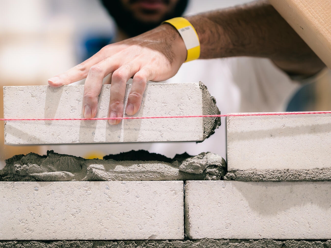 Maurer bei der Arbeit im Kreis Kleve; Bau von Wohnungen; freie Ausbildungsplätze; Handwerk; Nachwuchs im Baugewerbe.