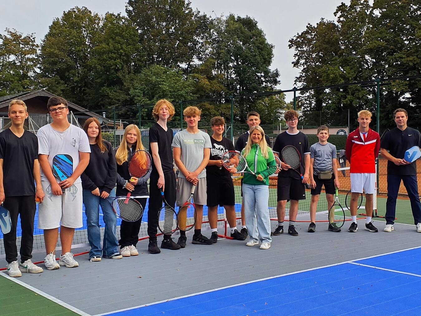 Sportlehrer, Bufdi, Schüler und Jugendwartin erweitern Sportangebot, Schulveranstaltung, Teamarbeit. Foto: privat