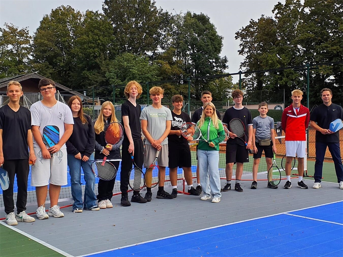 Sportlehrer, Bufdi, Schüler und Jugendwartin erweitern Sportangebot, Schulveranstaltung, Teamarbeit. Foto: privat
