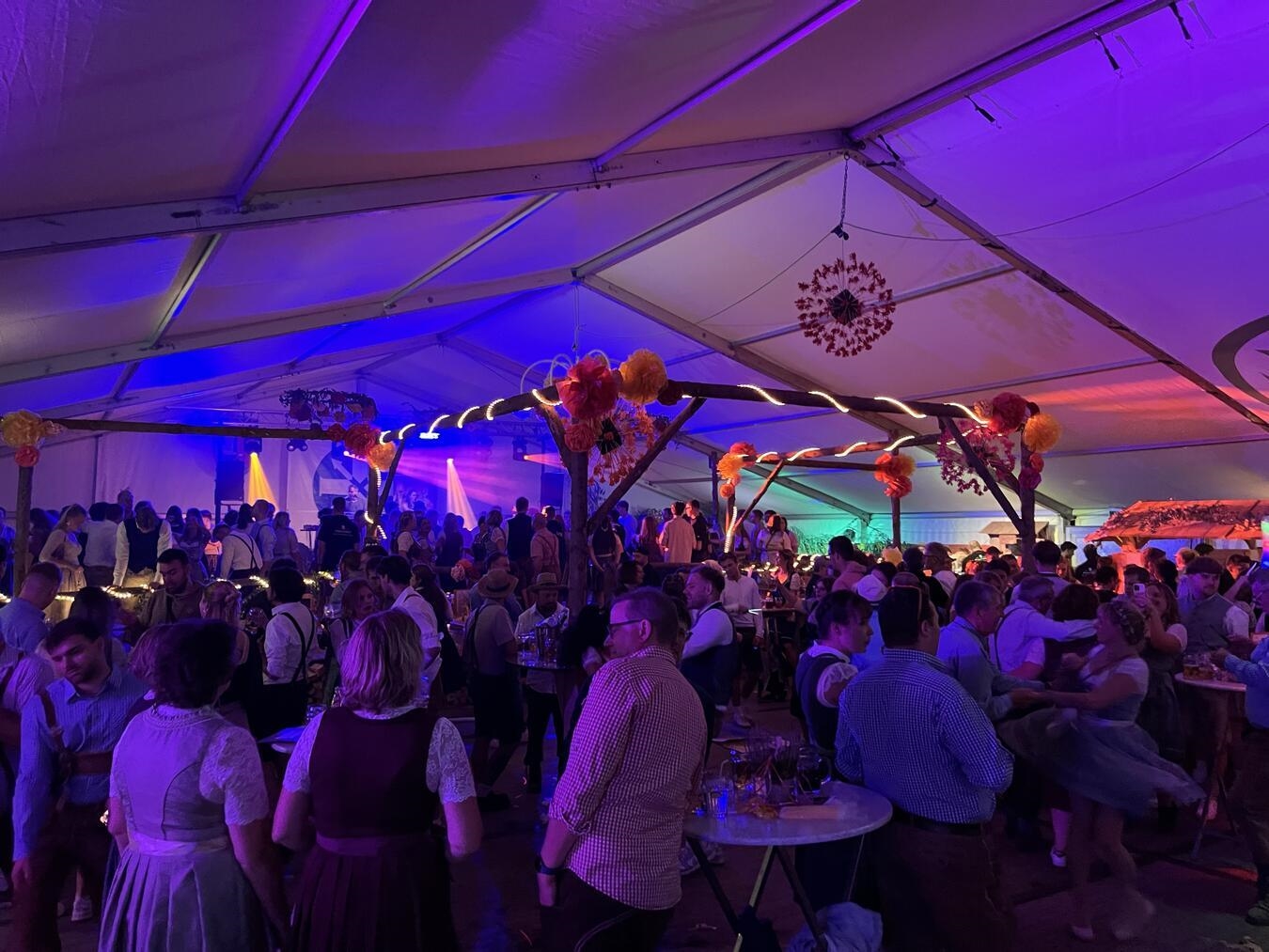 "Fröhliche Besucher auf der 9. Rheurdter Wiesenparty"