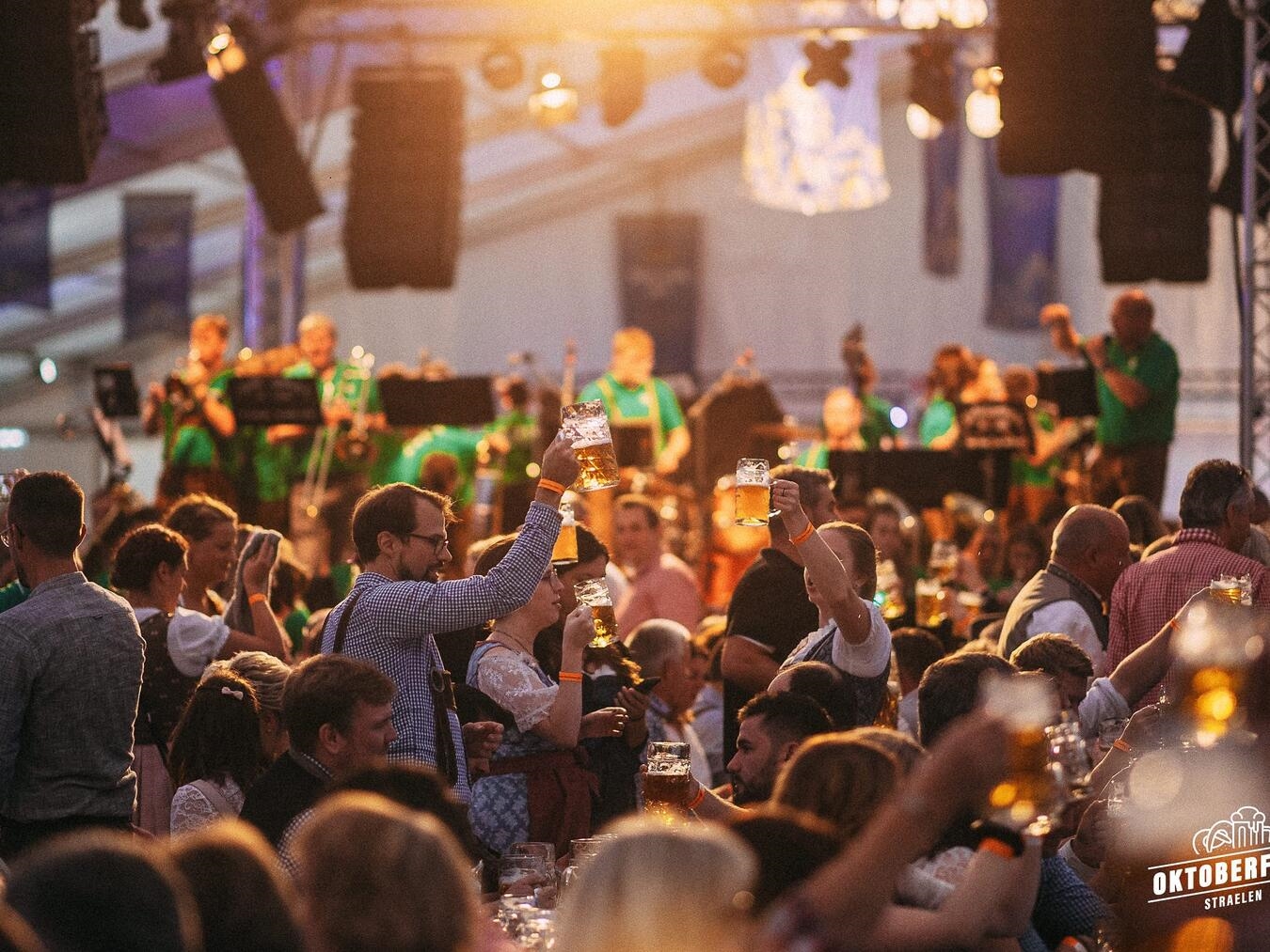 Zwei Tage bayerische Stimmung am Niederrhein Ausgelassen haben die Straelener das Okotberfest schon in den vergangenen Jahren gefeiert. Auch2025 versprechen die Veranstalter wieder ein tolles Programm. Foto: Jan Heesen
