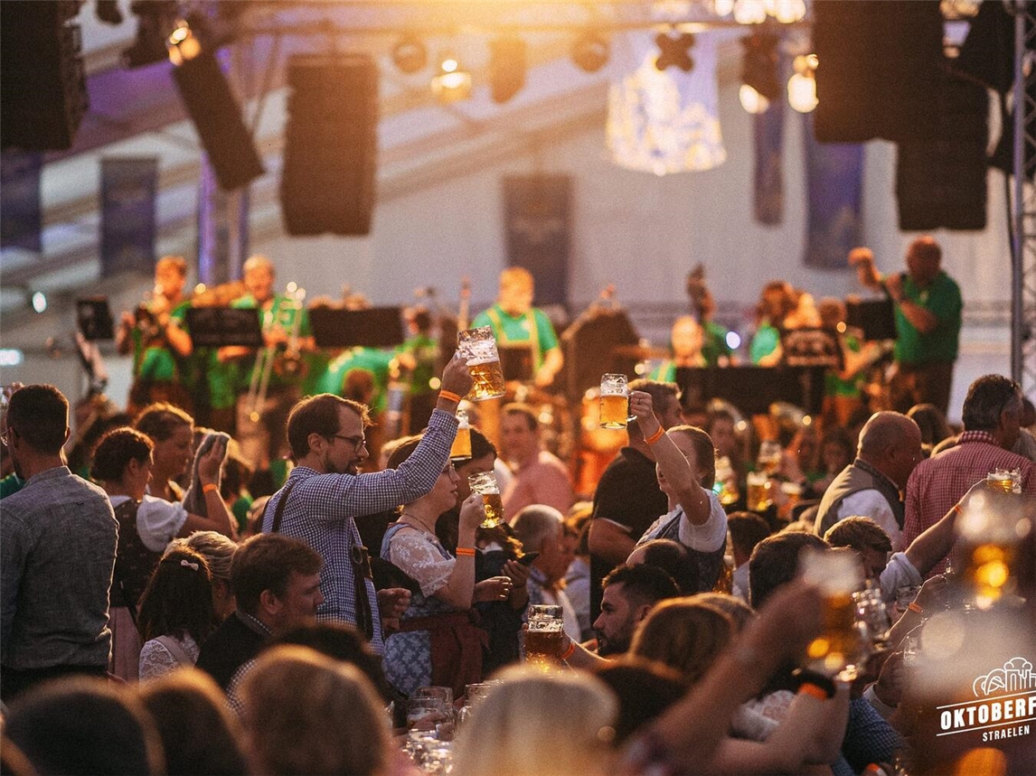 Ausgelassen haben die Straelener das Okotberfest schon in den vergangenen Jahren gefeiert. Auch2025 versprechen die Veranstalter wieder ein tolles Programm. Foto: Jan Heesen