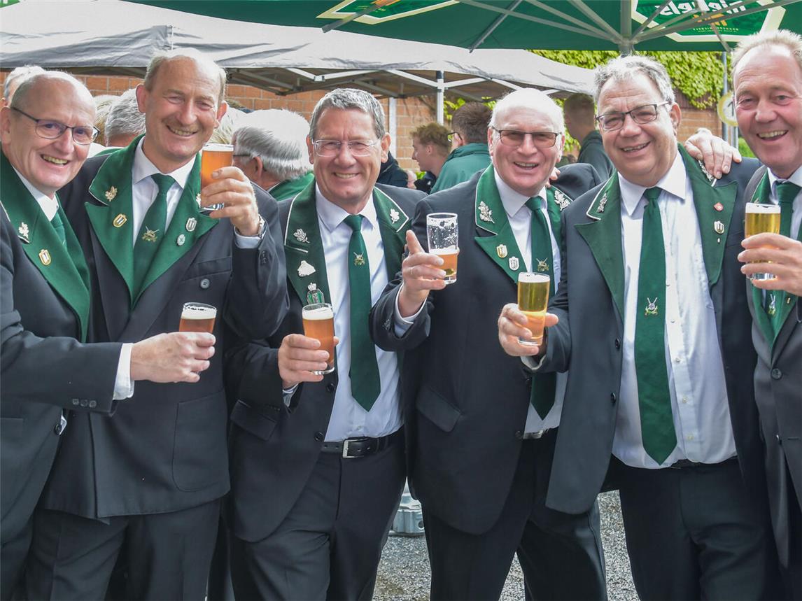 Ausgelassene Stimmung beim Vogelschießen der St. Franziskus Bruderschaft Berendonk.NN-Fotos (2): Gerhard Seybert