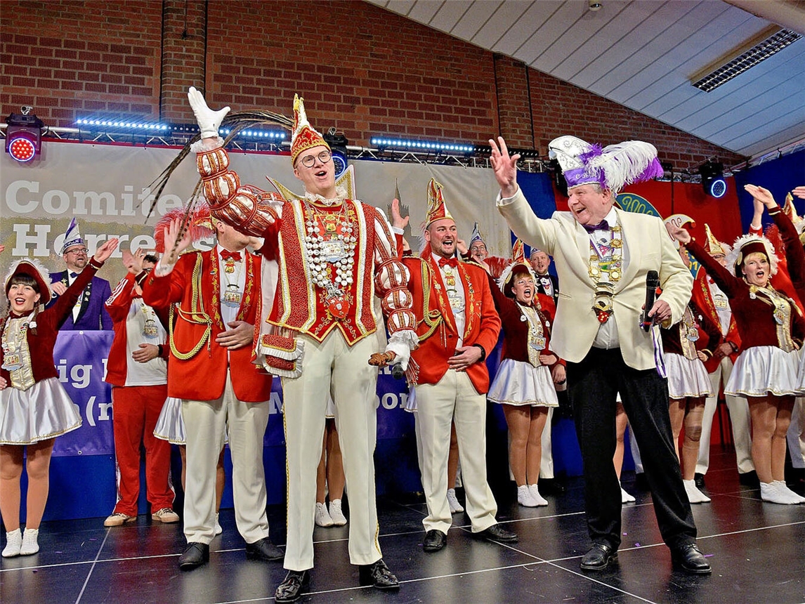 Ausgelassene Stimmung herrschte in der Materborner Mehrzweckhalle. Eine Bilderstrecke gibt es unter www.niederrhein-nachrichten.de. NN-Foto: Rüdiger Dehnen