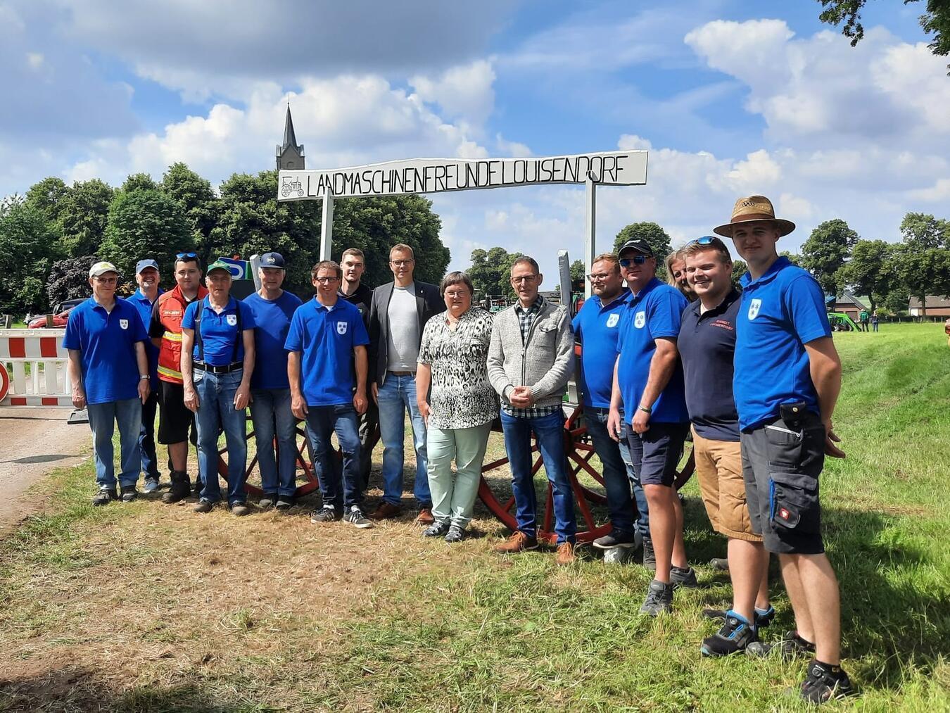 Ausgesprochen zufrieden mit der Premiere (v.l.): Heinrich Thomas, Jürgen Graven, Jan Marche, Karl-Heinz Schulz, Friedrich Derksen, Niklas Eberhard, Niklas Verbücheln, Bürgermeister Stephan Reinders, Ortsvorsteherin Karin Wilhelm, SPD Fraktionsvorsitzender Willi van Beeck, Karl Hohl, Vorsitzender LMF Dirk Frericks, Richard Hoekmann, Max Fuchs und Steffen Rocker. Fotos: Landmaschinenfreunde Louisendorf