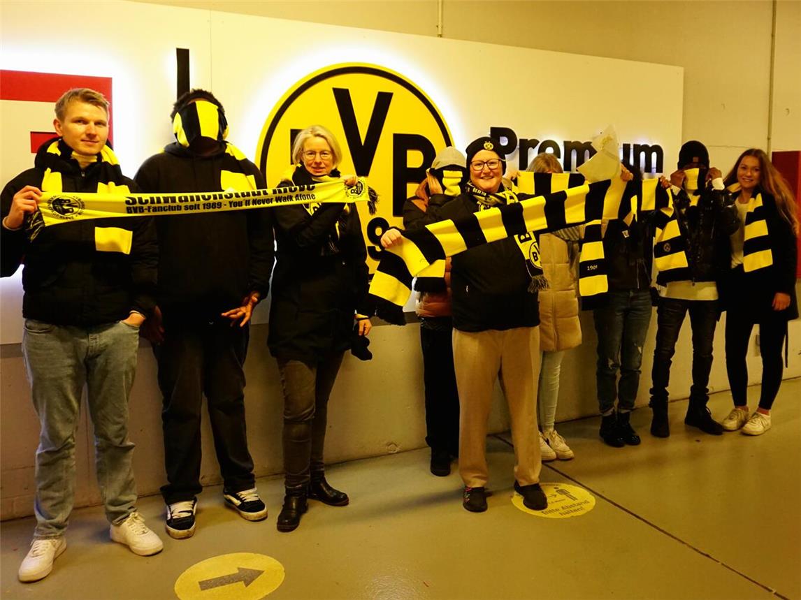 Ausgestattet mit BVB Schal, guter Laune und gestärkt durch eine Stadionwurst konnten alle das starke Spiel der Dortmunder Borussia verfolgen. Foto: Katja Tomek