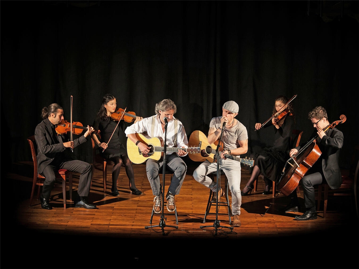 Außergewöhnliches Konzerterlebnis mit dem Duo Graceland, gemeinsam mit einem Streichquartett, am 8. Februar im Kulturzentrum Rheinkamp in Moers. Foto: Harry Keller