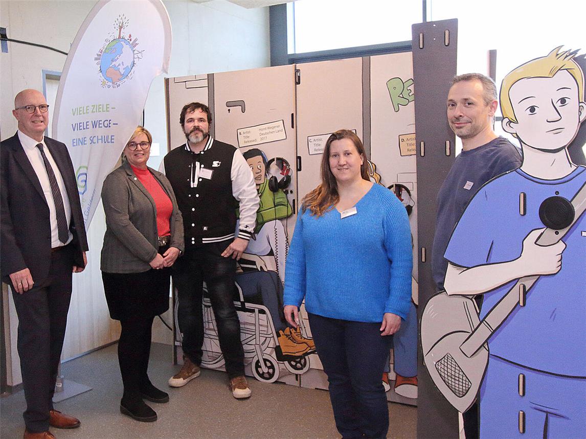 Ausstellungseröffnung in Geldern: (v.l.) Landrat Christoph Gerwers, Gelderns stellvertretende Bürgermeisterin Bärbel Wolters, David Brands, didaktischer Leiter der Gesamtschule, Daniela Fien, Kommunales Integrationszentrum Kreis Kleve, und York Rieger, Jugendpfleger Kreis Kleve. NN-Foto: Theo Leie