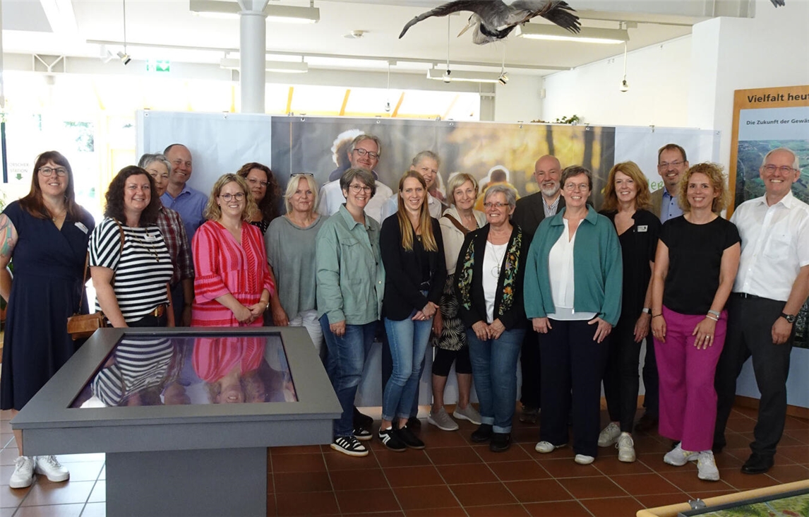 Ausstellungseröffnung mit Naturpark-Geschäftsführer Michael Puschmann, Annika Horstick, Verband Deutscher Naturparke, Naturpark-Verbandvorsitzender Dr. Ferdinand Schmitz, Sabine Blom vom Ministerium Umwelt, Natur und Verkehr NRW mit den projektbeteiligten Erzieherinnen der Naturpark-Kitas sowie den Kita-Leiterinnen, Bürgermeister Paul Hoene, Susanne Schubert, Innowego Forum für Bildung und Nachhaltigkeit sowie Mitarbeitende vom Naturpark Schwalm-Nette, der Stadt Wegberg und der Kreisverwaltung Kleve.Foto: NPSN / Boesch