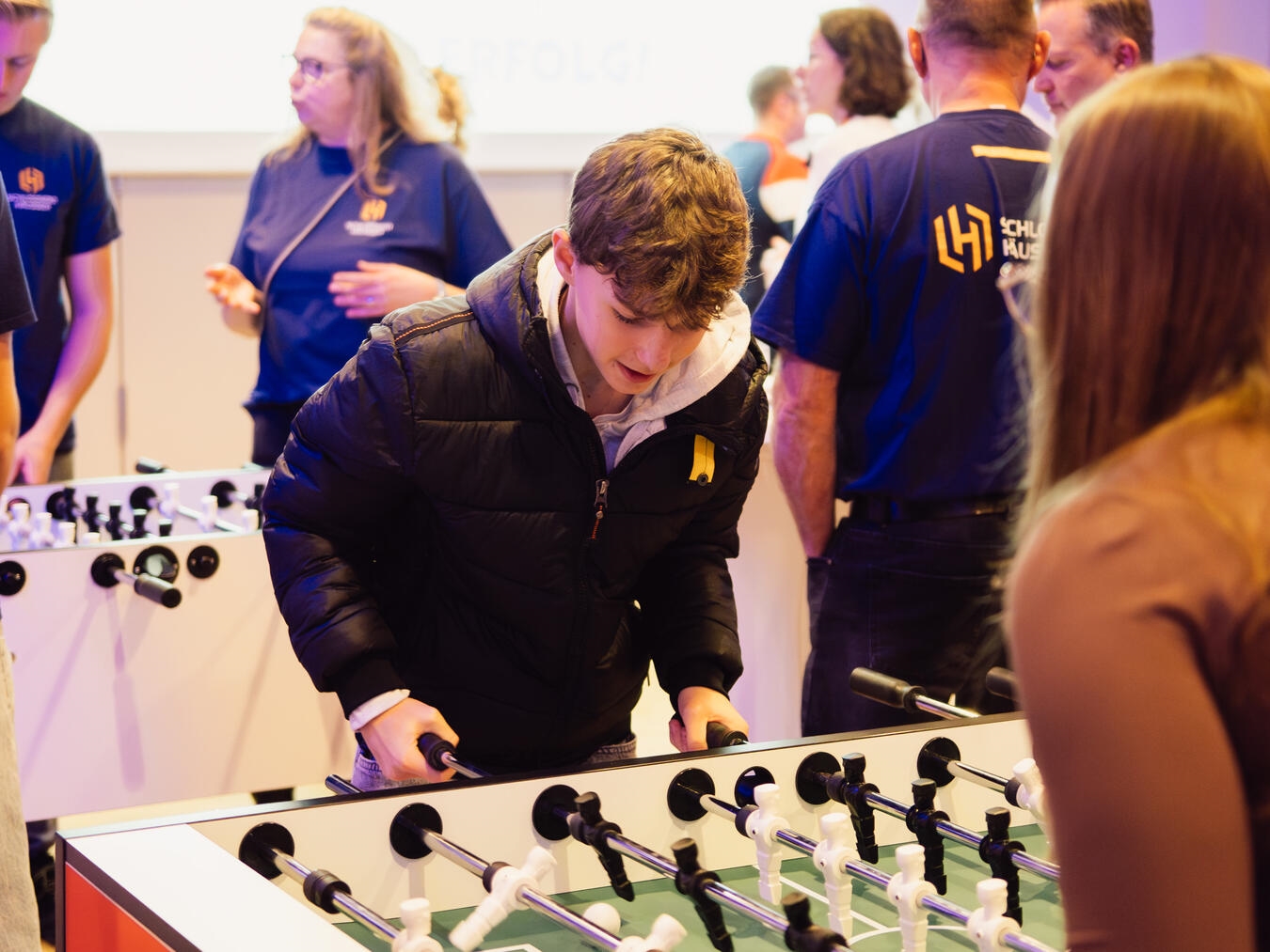 Austausch auf Augenhöhe: Der Kickertisch als willkommener Eisbrecher. Fotos: Wunschkonzert Studios