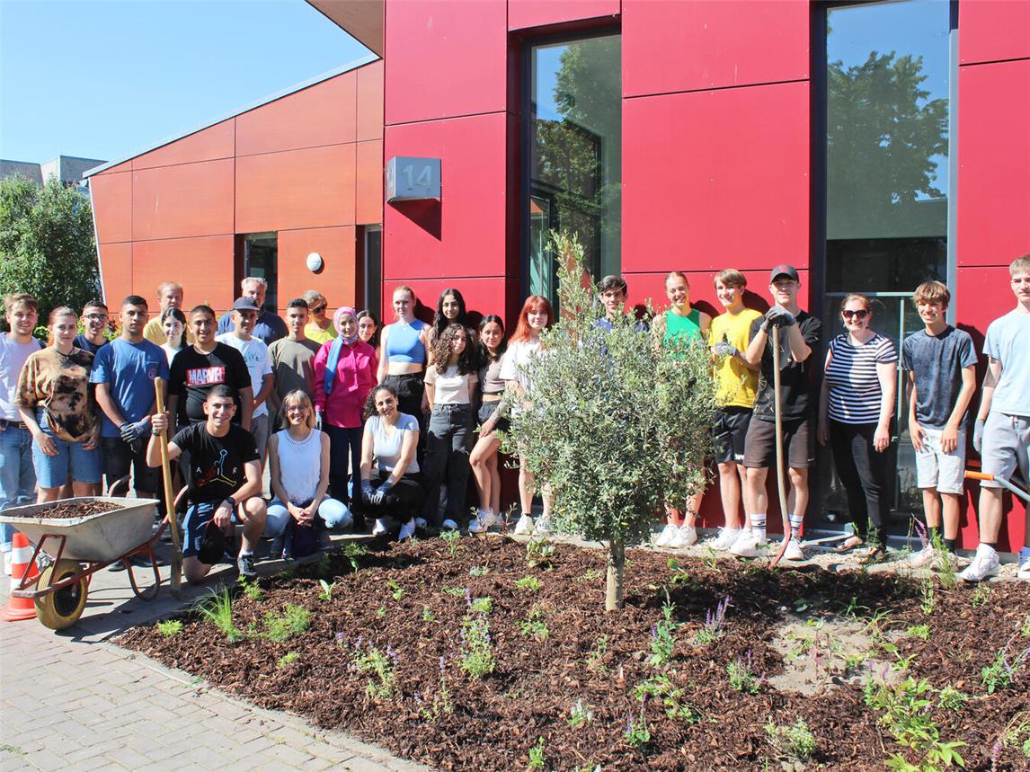 Austausch birgt unzählige Möglichkeiten. Schüler aus Beit Sahour und Xanten haben gemeinsam ein symbolträchtiges Beet angelegt - unter anderem mit einem Olivenbaum. NN-Foto: Thomas Langer