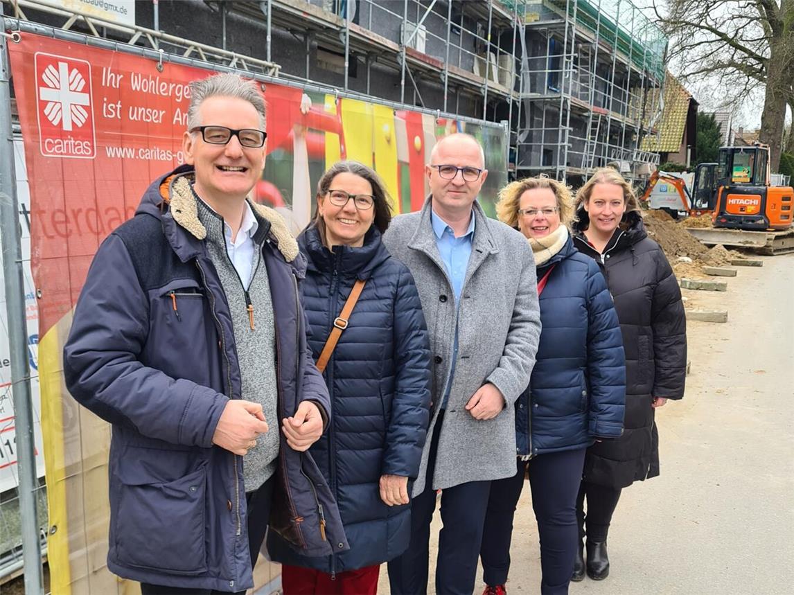 Austausch und Gespräche mit der Caritas: SPD-Bundestagskandidat Bodo Wißen, SPD-Ortsvereinsvorsitzende Vera van de Loo, Caritasvorstand Stephan von Salm-Hoogstraeten, Kita-Leiterin Sabine Lütkemeyer und stv. SPD-Ortsvereinsvorsitzende Sabrina Kühle (von links).Foto: Caritasverband Geldern-Kevelaer