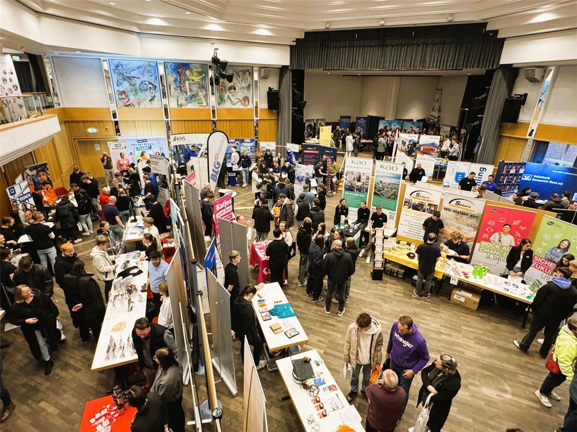 Austausch und Möglichkeiten bietet die „Job4U“-Ausbildungs- und Jobmesse im Bürgerhaus Rees am 3. März. Foto: Stadt Rees