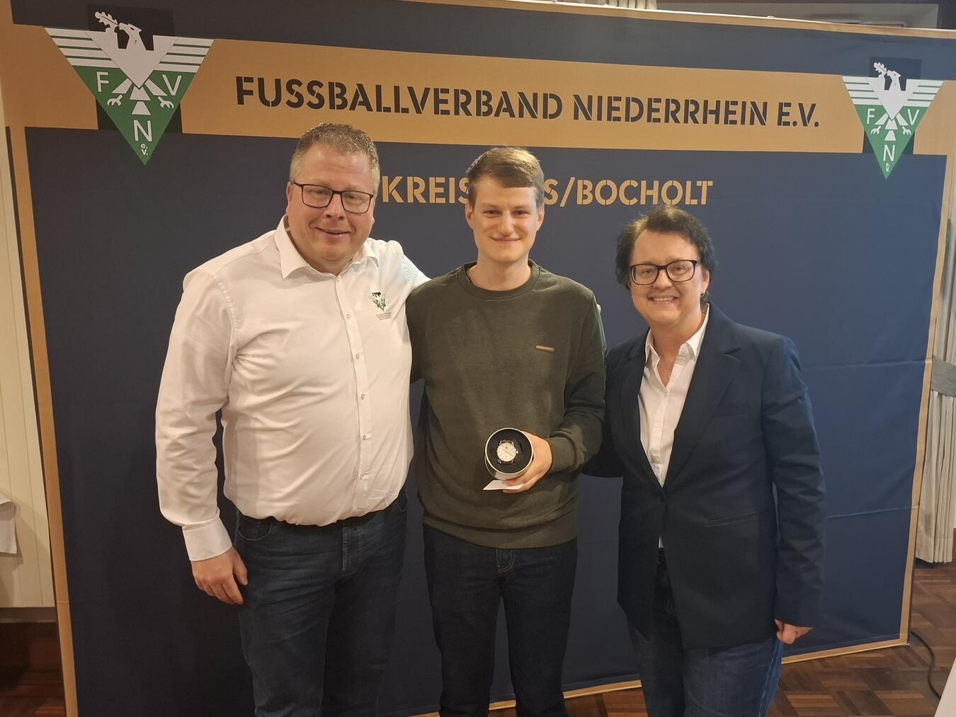 Auszeichnung bei der Arbeitstagung des Fußballkreises Rees-Bocholt: (v. l.) Kreisvorsitzender Christian Herbers, Christian Neek, Kreisehrenamtsbeauftragte Eva Bahl. Foto: privat