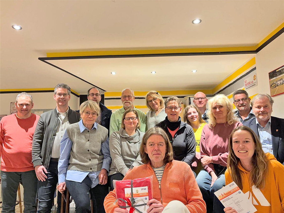 "Bürgermeister Rainer Weber überreicht Auszeichnung an sportliche Aktive in Uedem, Urkundenverleihung, sportliche Ehrung"