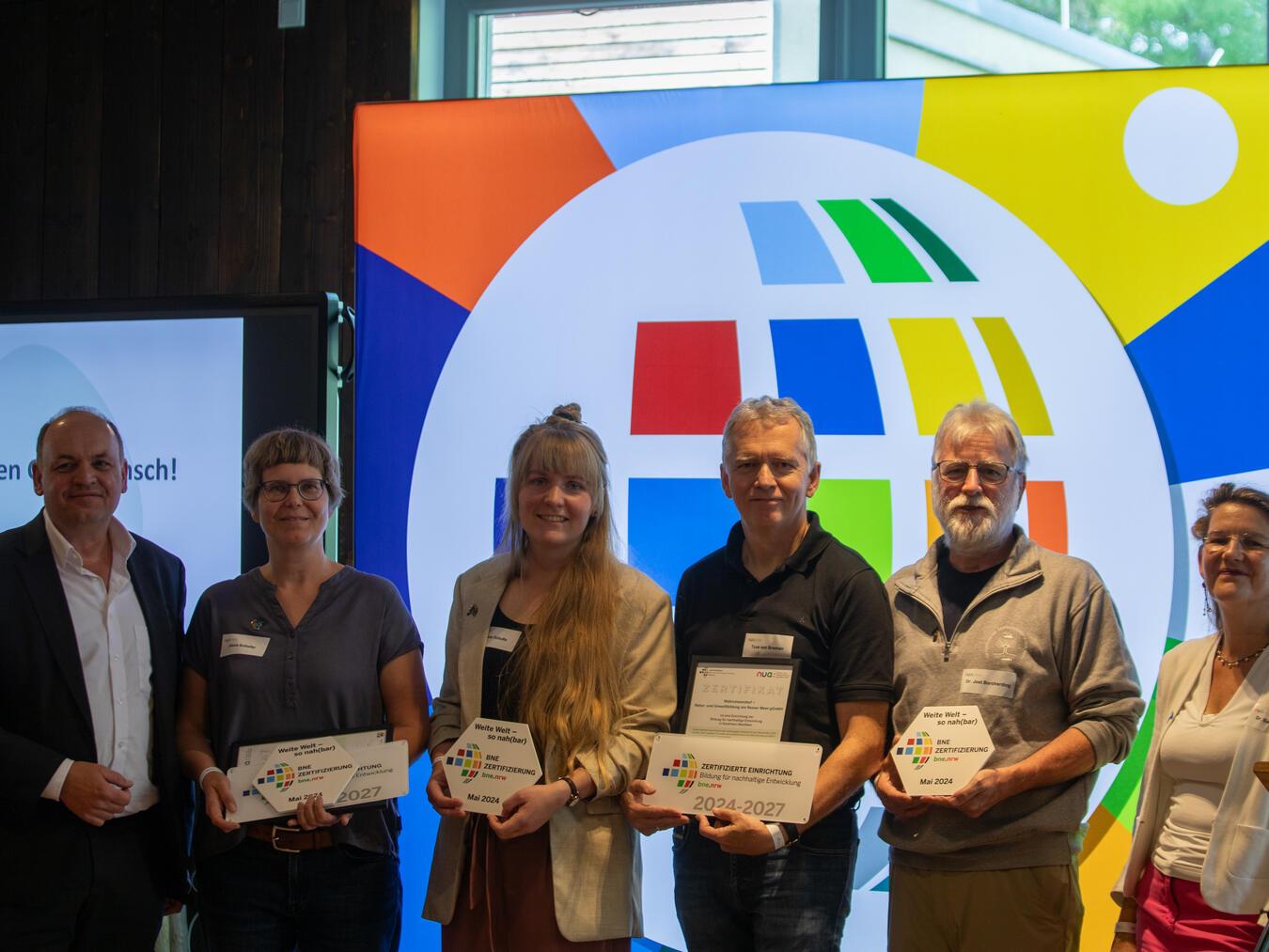 Auszeichnungsfeier in Bochum: (v. l.) Staatssekretär Viktor Haase (Umweltministerium), zwei Vertreterinnen weiterer ausgezeichneter Umweltbildungszentren, Tuve von Bremen (Wahrsmannshof), Prof. Jost Borcherding (Wahrsmannshof) und Dr. Barbara Köllner (LANUV-Vizepräsidentin). Foto: NUA/S. Skrzypczak