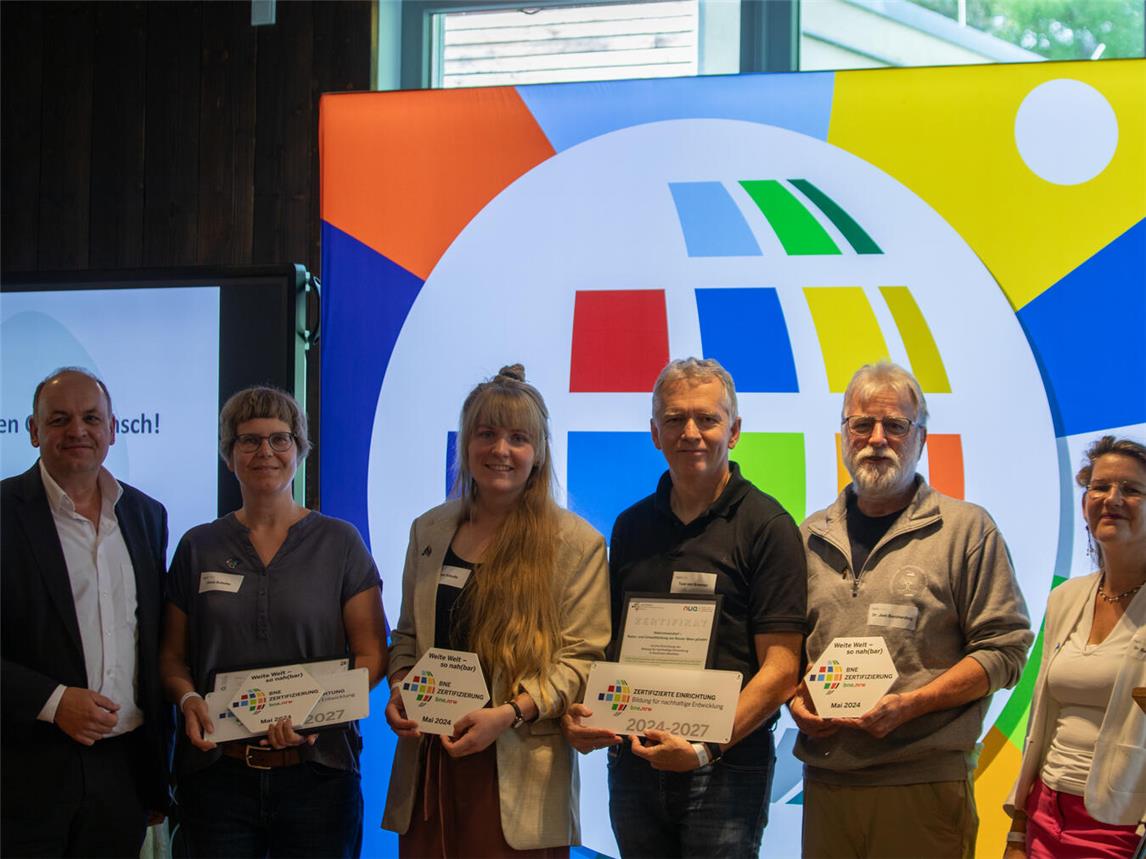 Auszeichnungsfeier in Bochum: (v. l.) Staatssekretär Viktor Haase (Umweltministerium), zwei Vertreterinnen weiterer ausgezeichneter Umweltbildungszentren, Tuve von Bremen (Wahrsmannshof), Prof. Jost Borcherding (Wahrsmannshof) und Dr. Barbara Köllner (LANUV-Vizepräsidentin). Foto: NUA/S. Skrzypczak