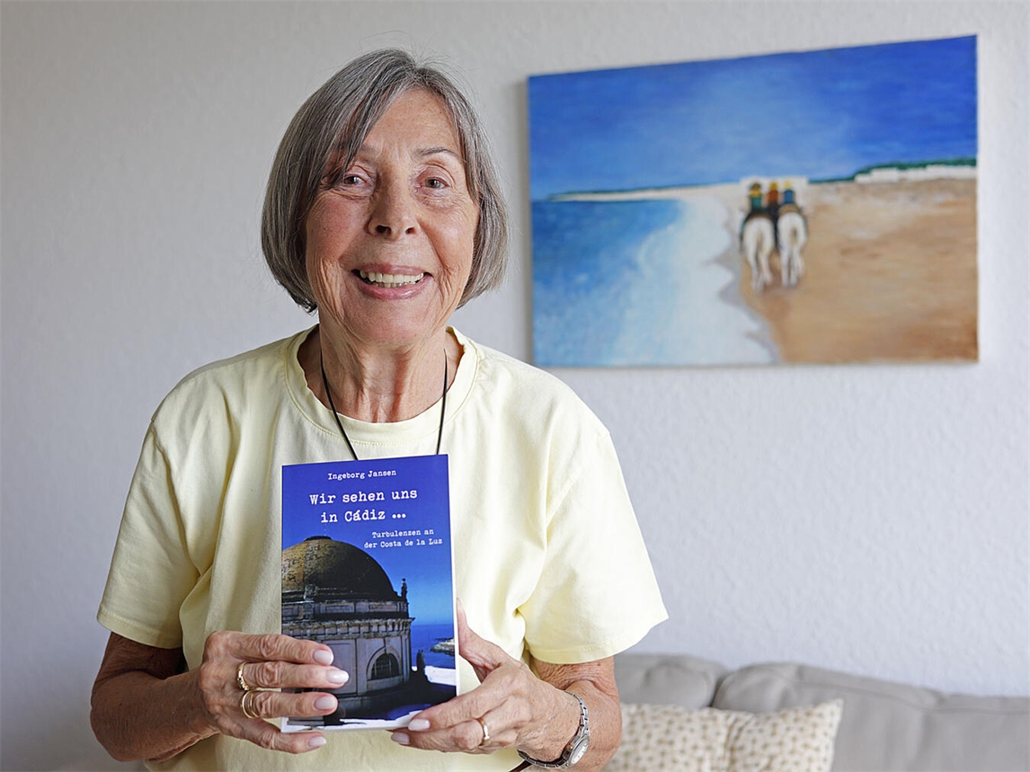 Autorin Ingeborg Jansen mit ihrem Buch, aus dem sie lesen wird. NN-Foto: Theo Leie