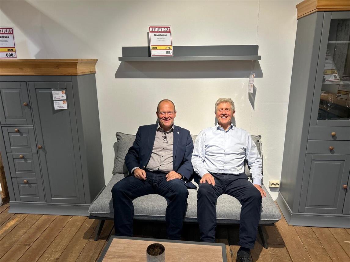Axel (r.) und Curd Louis Dahlmann hoffen, sich noch persönlich von ihren Kunden verabschieden zu können. Foto: Möbel Dahlmann