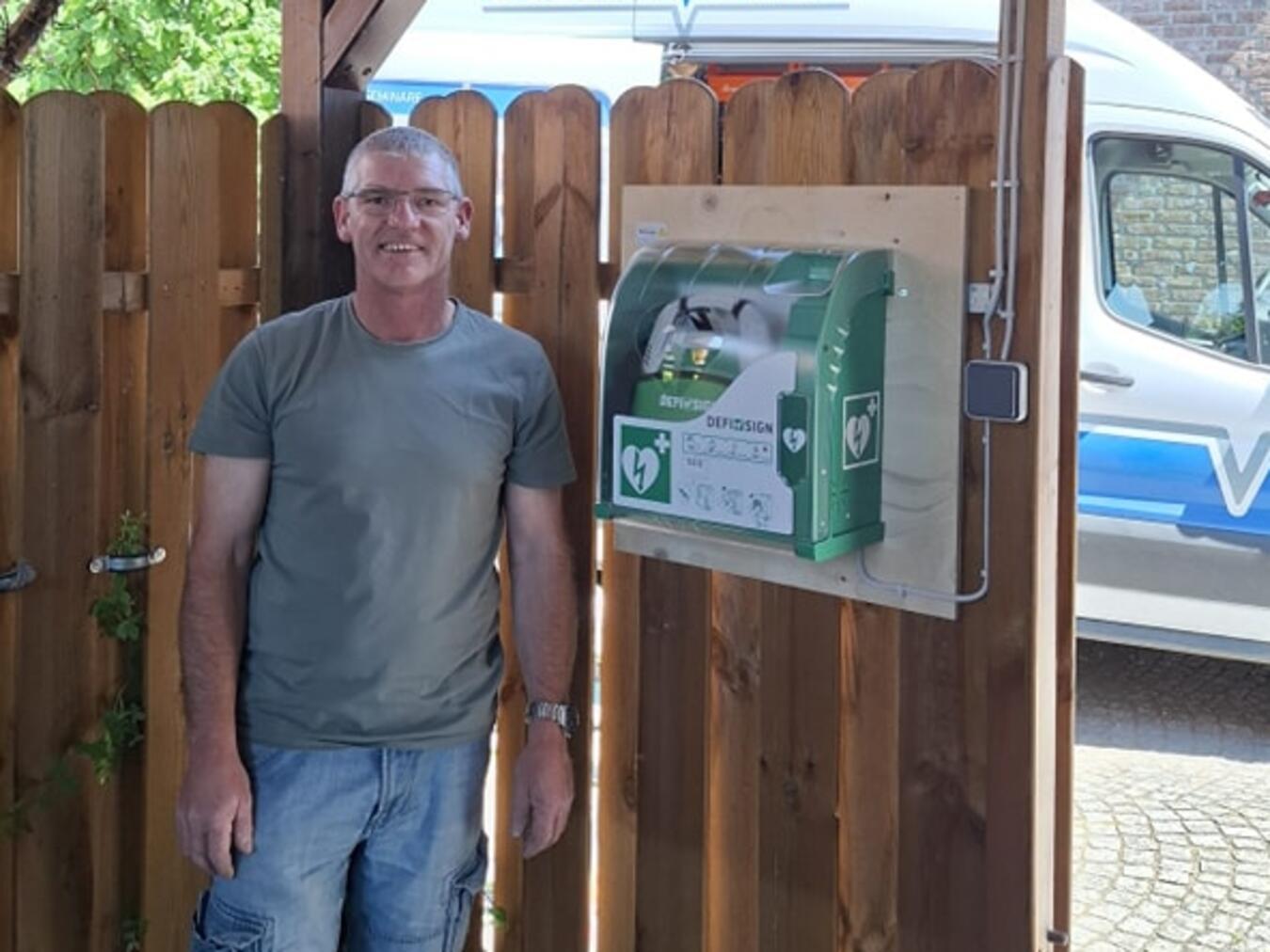 Axel Ruitter mit dem „Lindendorf-Defi“ an seinem Carport. Foto: privat
