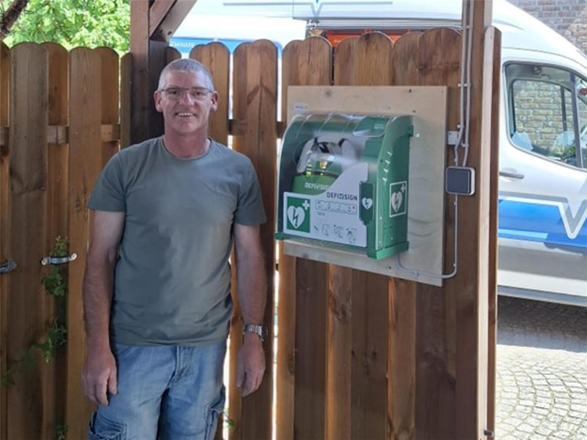 Axel Ruitter mit dem „Lindendorf-Defi“ an seinem Carport. Foto: privat