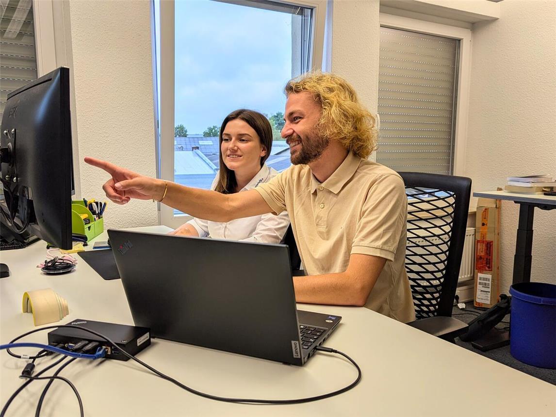 Ayleen Grosse zeigt Daniel die Welt des E-Commerce. Foto: JK