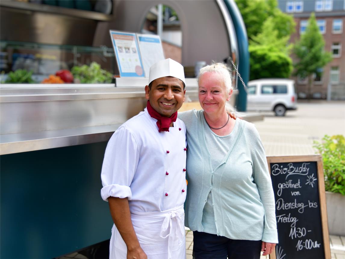 Azizul mit Karla Heisterkamp: Die Mitarbeiterin der Caritas Kleve war damals für die Integrationsarbeit in der Stadt zuständig. Bis heute hält sie Kontakt zu dem – wie sie findet - begnadeten Koch.Foto: Caritas