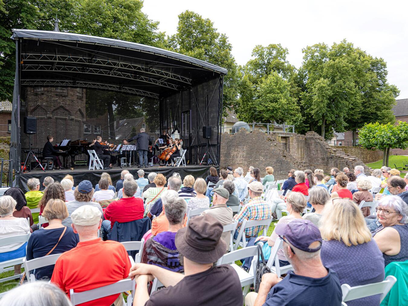 Bach bis Morricone gibt es beim Klassik-Café im Reeser Skulpturenpark. Foto: Stadt Rees/Axel Breuer Plan B Fotografie