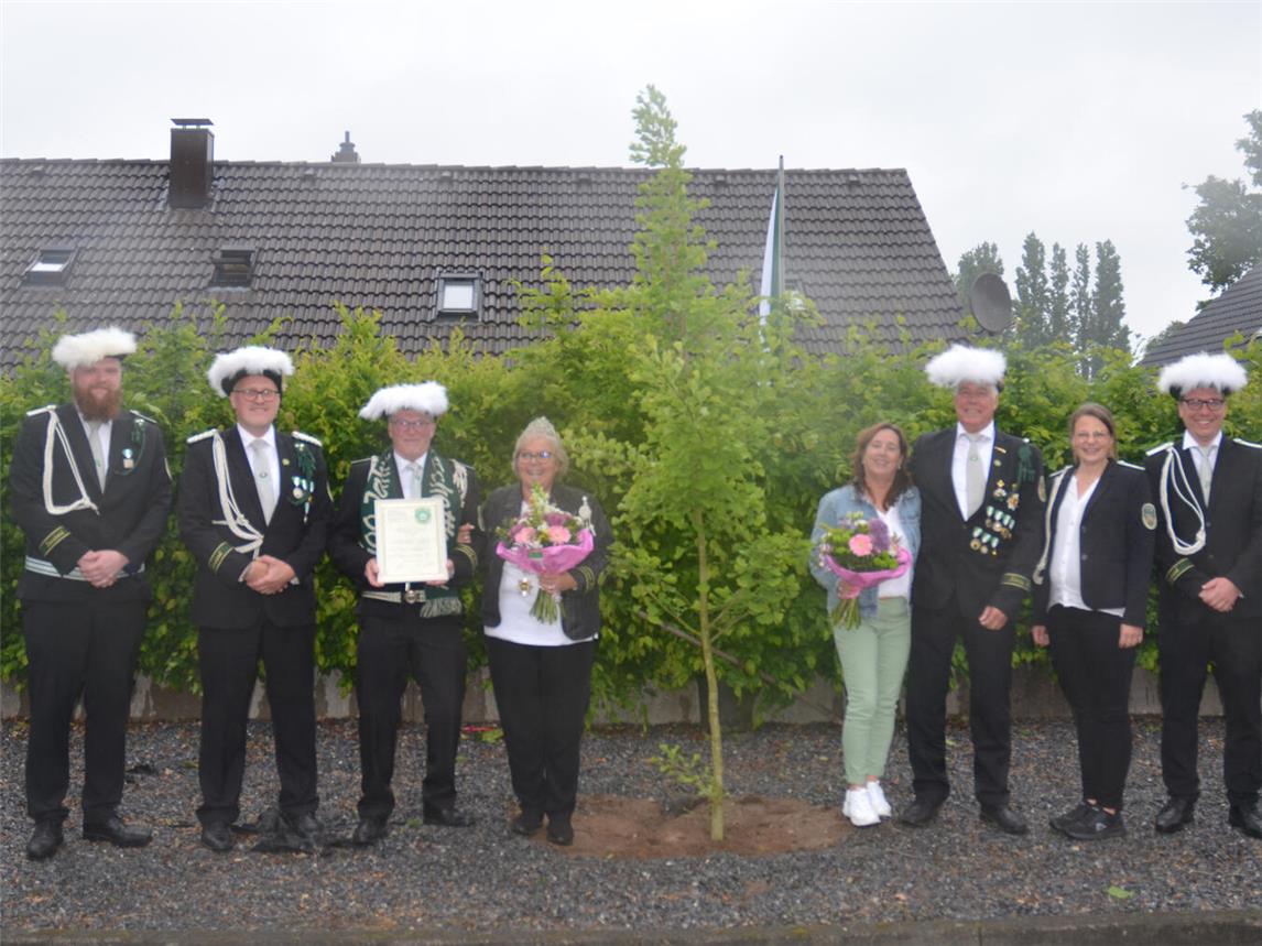 Bärbel Strelow (4.v.l.) schreibt als erste Kaiserin der Schottheider Bürgerschützen Geschichte. Foto: privat