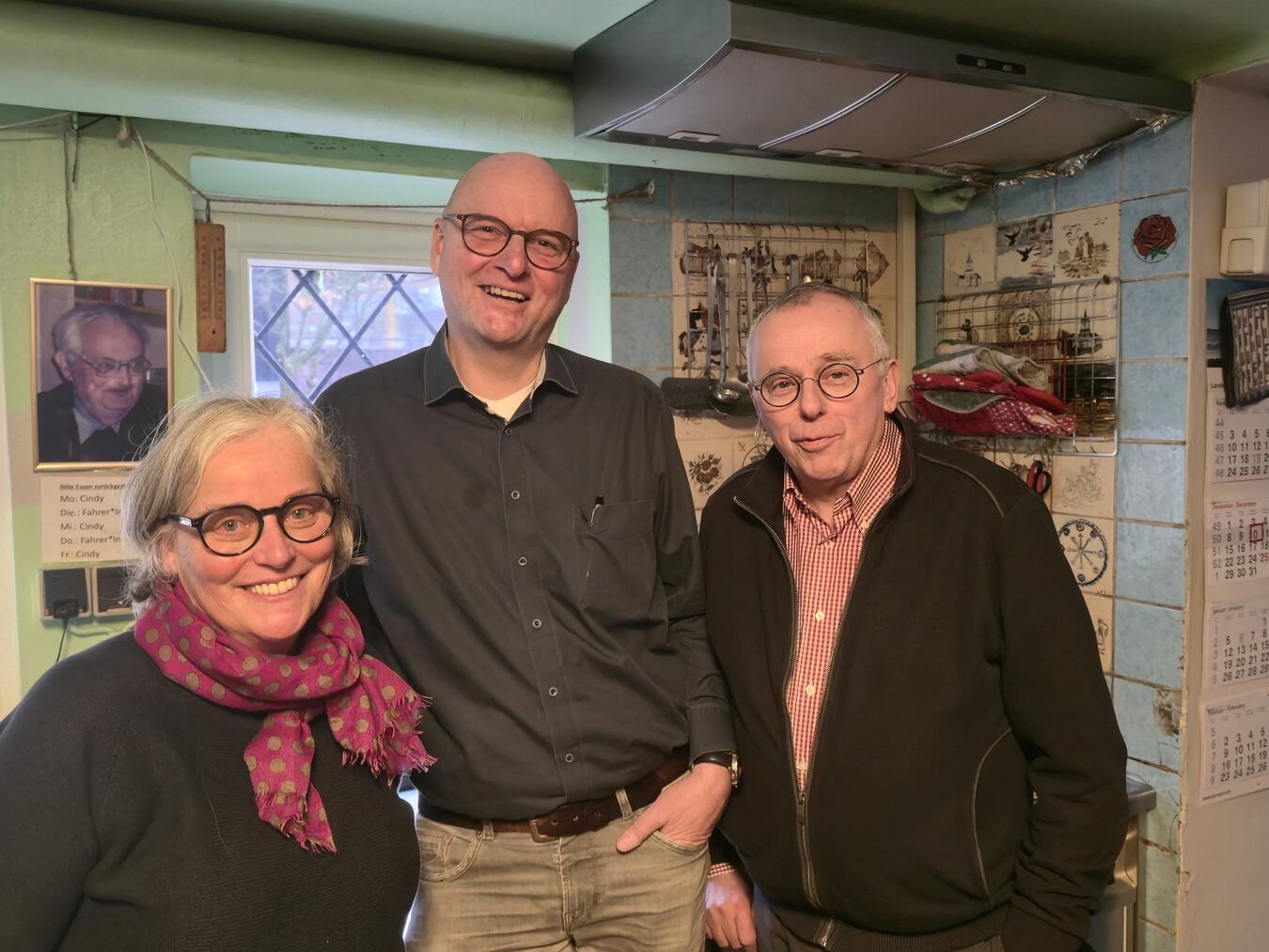 Bärbel Vick, Andreas Edler und Michael Rübo von der Klosterpforte. Im Hintergrund das Foto von Fritz Leinung. NN-Foto: HF