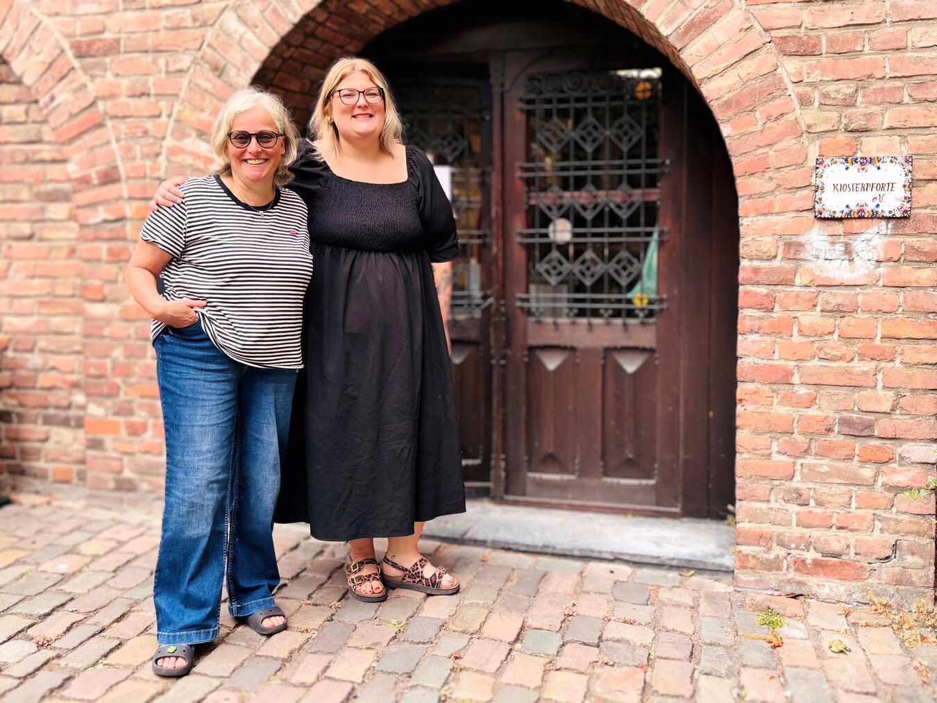 Bärbel Vick und Marie Laakmann bei offener Sprechstunde in der Klosterpforte, Caritasverband Kleve, dienstags 8.30-12 Uhr.