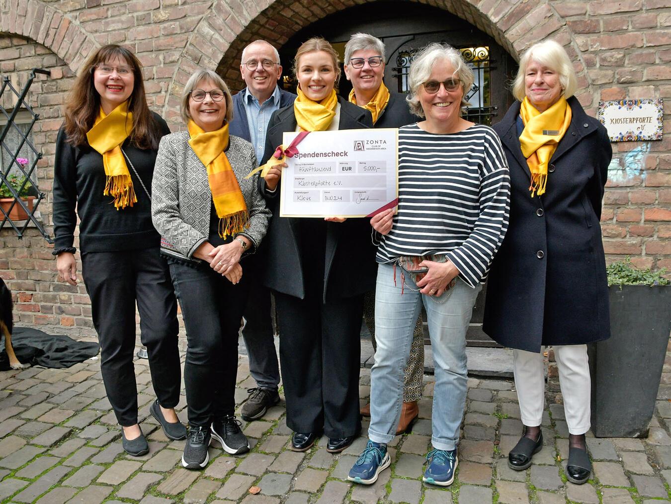 Bärbel Vick und Michael Rübo von der Klosterpforte freuen sich über die Spende des Zonta-Clubs. NN-Foto: Rüdiger Dehnen