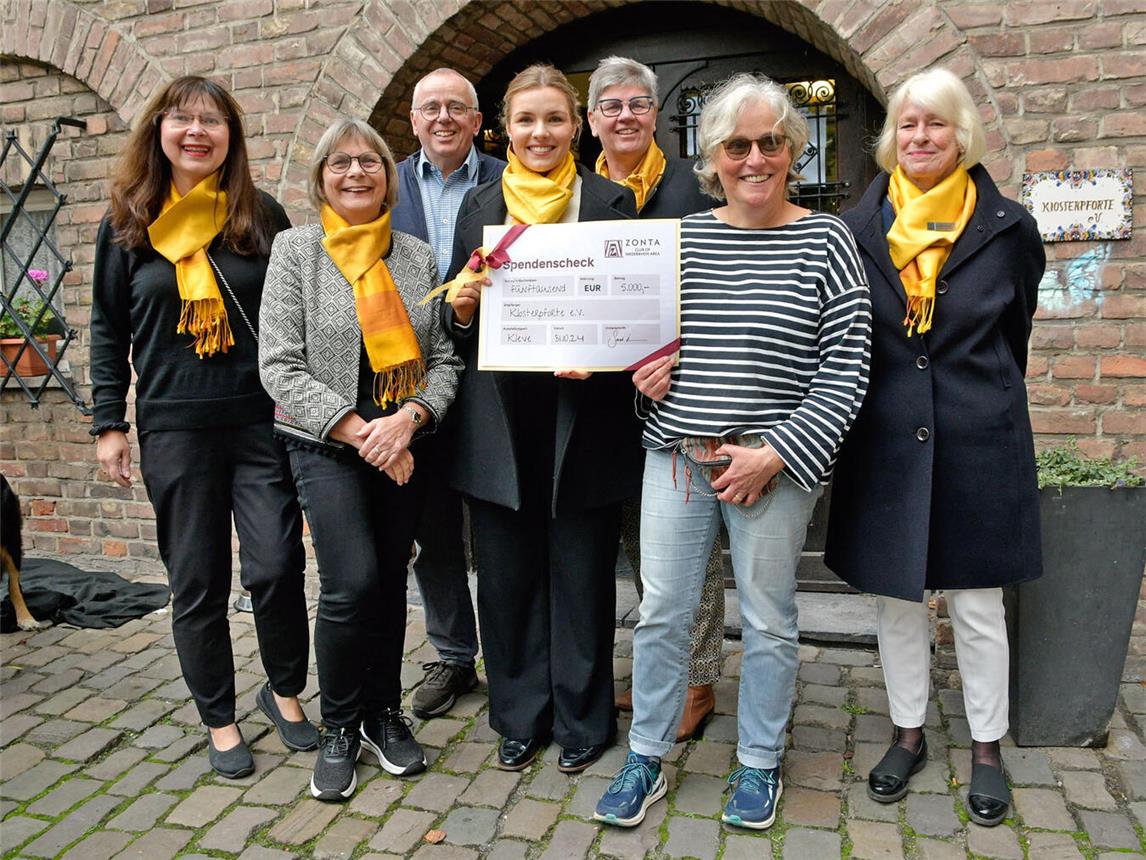 Bärbel Vick und Michael Rübo von der Klosterpforte freuen sich über die Spende des Zonta-Clubs. NN-Foto: Rüdiger Dehnen