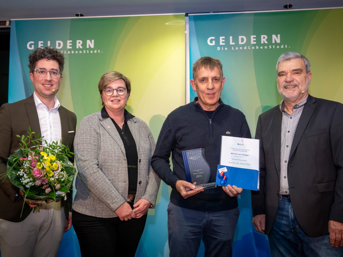 Bärbel Wolters, Axel Heinitz (r.) und Marc Schlischka (l.) gratulieren Wilfried van Meegen zur Ehrung als „Sportler des Jahres“.