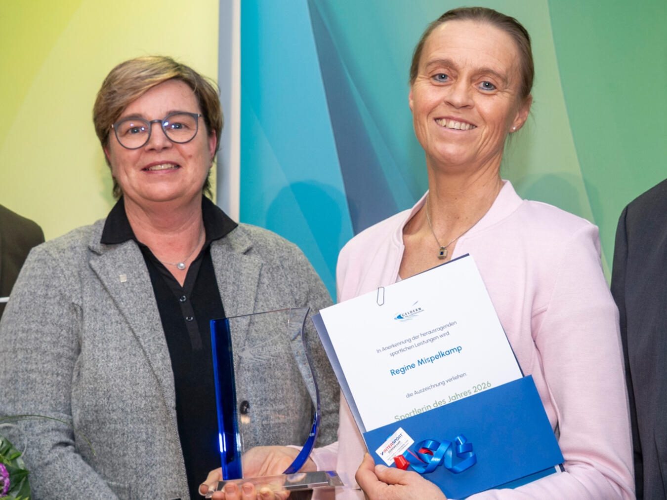 Bärbel Wolters überreichte Regine Mispelkamp die Auszeichnung „Sportlerin des Jahres“. 