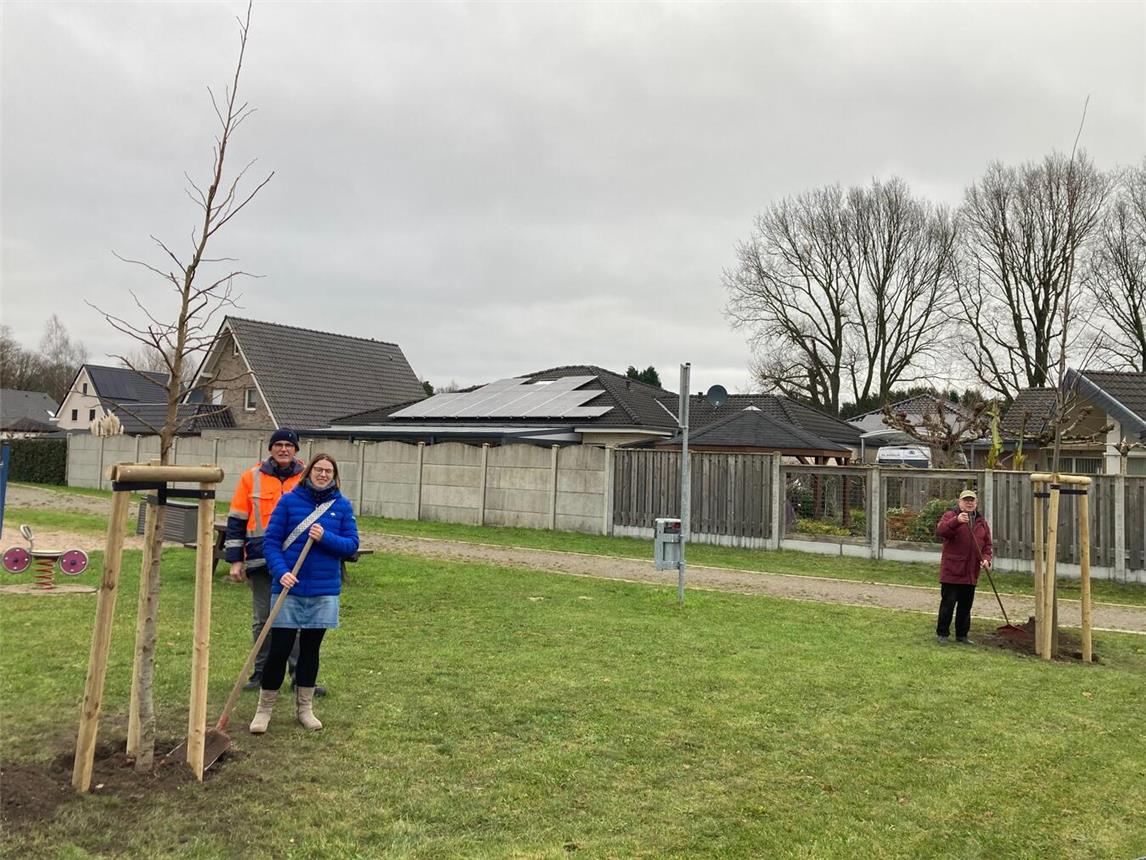 Bäume in Elten gepflanzt: Yvonne van Dillen (Verschönerungsverein), Georg Holtkamp (KBE) und Ortsvorsteher Albert Jansen. Foto: privat