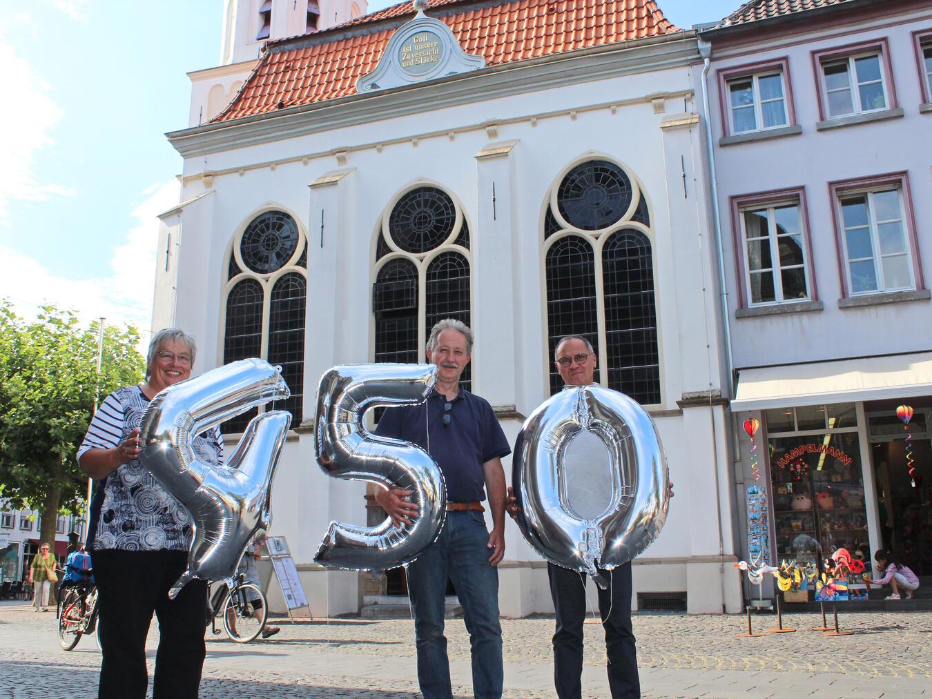 Bald können die Feierlichkeiten beginnen: (v.l.) Presbyterin Brigitte Messerschmidt, Pfarrer Wolfgang Willnauer-Rosseck und Presbyter Guido Höhne. NN-Foto: Thomas Langer