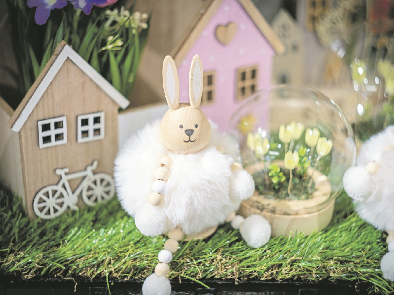 Bald steht das Osterfest vor der Tür, das erste Grün sprießt und der lang erwartete Frühling klopft bereits an. Da steigt die Laune nicht nur bei diesem fröhlichen Osterhasen! NN-Fotos (2): Gerhard Seybert