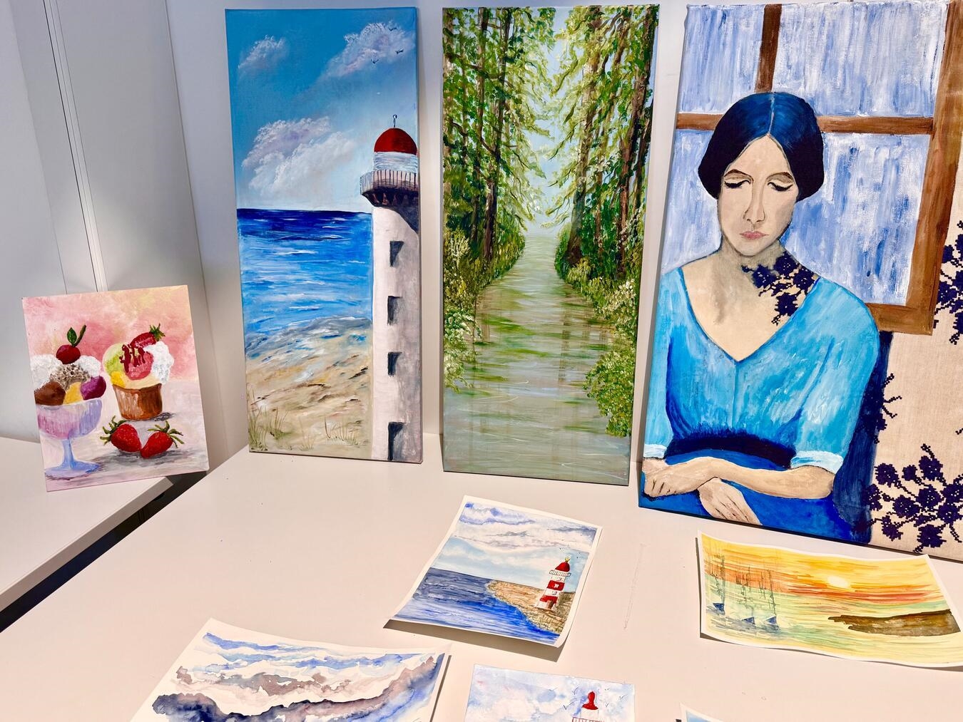 "Barbara Haack malt mit bunten Farben, seit über 10 Jahren, Künstleratelier, farbenfrohe Malerei"
