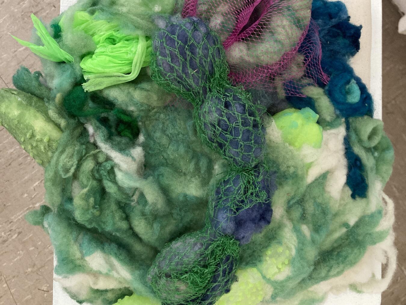 Barbara Koch erweitert ihr Material für kleine farbige Objekte, für die sie meist Silikon verwendet, um selbstgefärbte Wolle. Foto: ArToll Kunstlabor