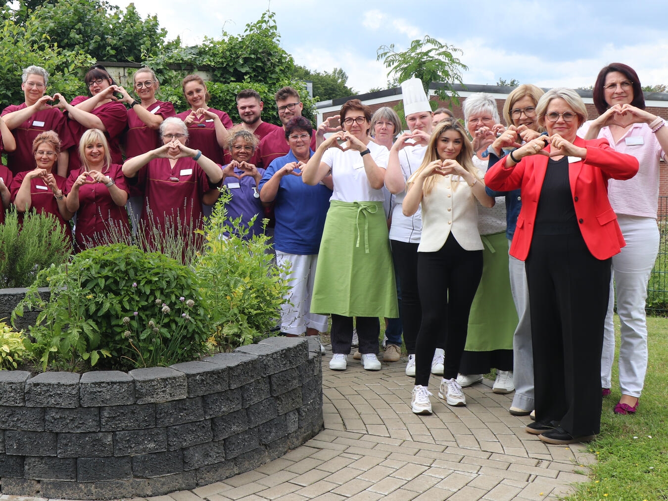 Barbara Onckels und Team der Seniorenresidenz Kranenburg freuen sich auf Sommerfest, Foto von Medicare.