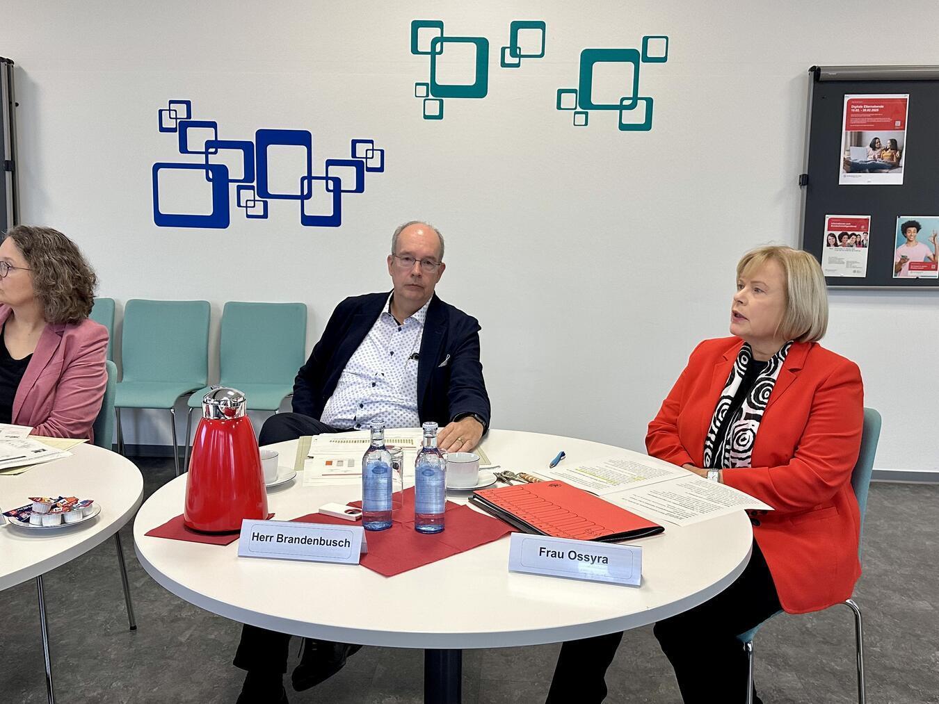 Der Ausbildungsmarkt bleibt stabil Barbara Ossyra, Leiterin der Agentur für Arbeit Wesel (r.), stellte die Zahlen für 2023/2024 vor. NN-Foto: SP