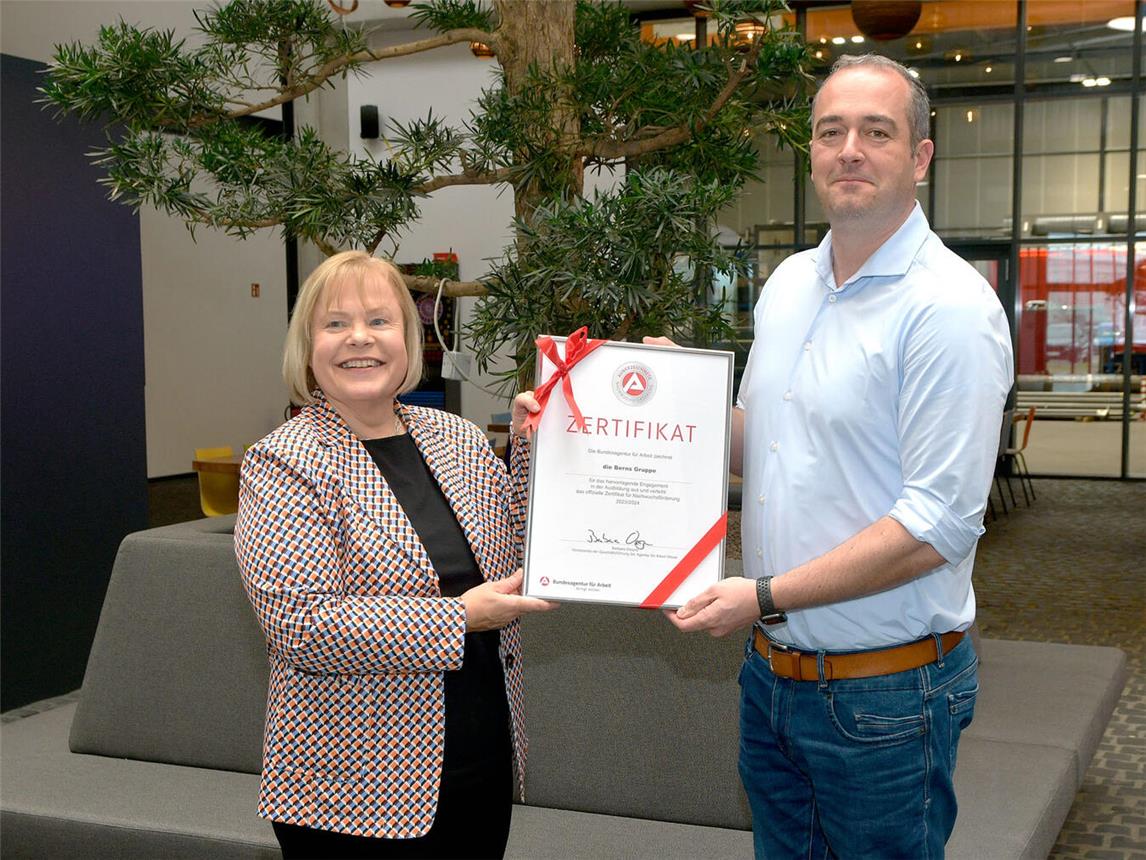 Barbara Ossyra überreicht das Ausbildungszertifikat an Tom Vierboom. NN-Foto: Rüdiger Dehnen
