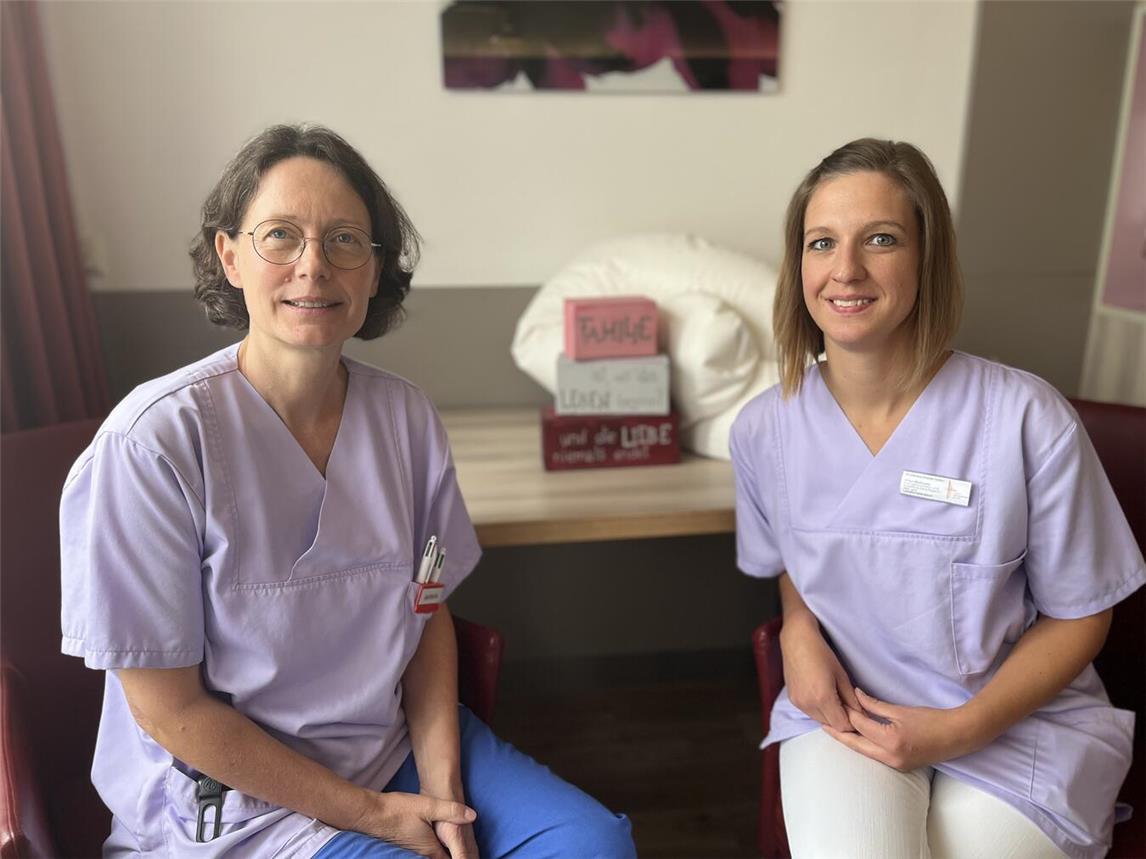 Barbara Stein (li.), Still- und Laktationsberaterin IBCLC sowie Kinderkrankenschwester im St.-Clemens-Hospital, informiert Schwangere und Mütter zusammen mit ihrer Kollegin Rifka Wallmeier, Stillbeauftragte im Krankenhaus sowie Fachgesundheits- und Kinderkrankenpflegerin für Anästhesie und Intensivpflege im St.-Clemens-Hospital, rund um das Thema Stillen.Foto: St.-Clemens-Hospital