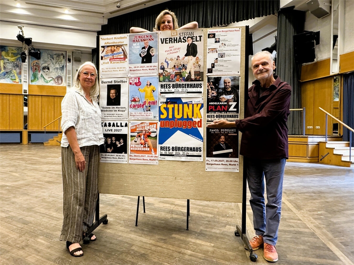 Barbara Teko, Claudia Scholten und Bruno Schmitz feiern 30 Jahre Kabarett im Reeser Bürgerhaus, Fortsetzung ab September 2026.