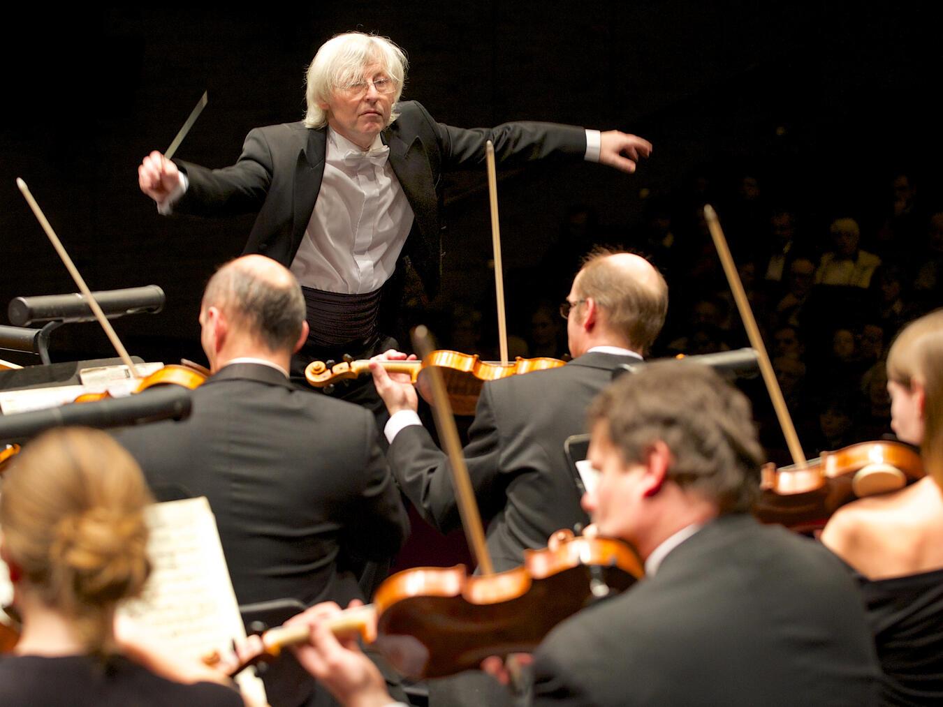 Barock meets Klassik: Dirigent Petr Chromczak und das Ensemble der Tschechischen Kammerphilharmonie. Foto: Great Performances