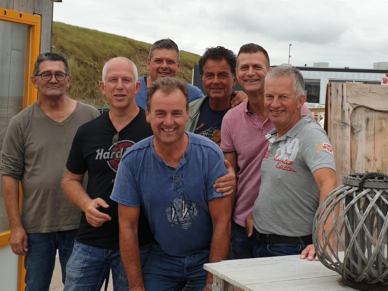 Bart van Es (Bass), Clemens Wijnen (Schlagzeug), Peter Centen (Gitarre), Maarten Thijsssens (Keyboard), Henk Kollee (Gesang), Dorus Kessler (Schlagzeug, Gesang) und Marc Jans (Sound) heizen ein. Foto: Fake Grass