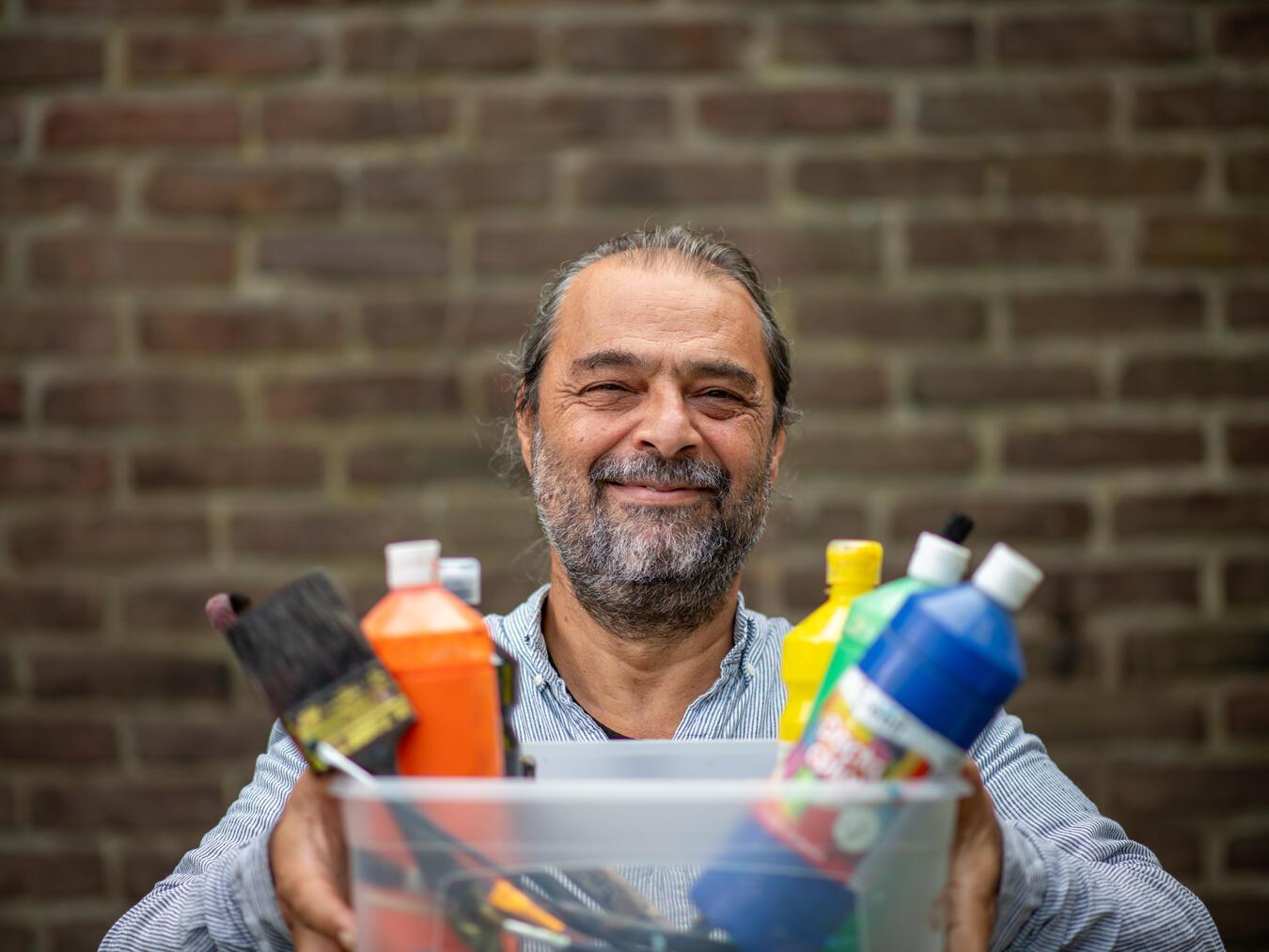 Bassam Alkhouri stellt das erste interkulturelle Kochbuch vor. Foto: TiF/Lucas Hans