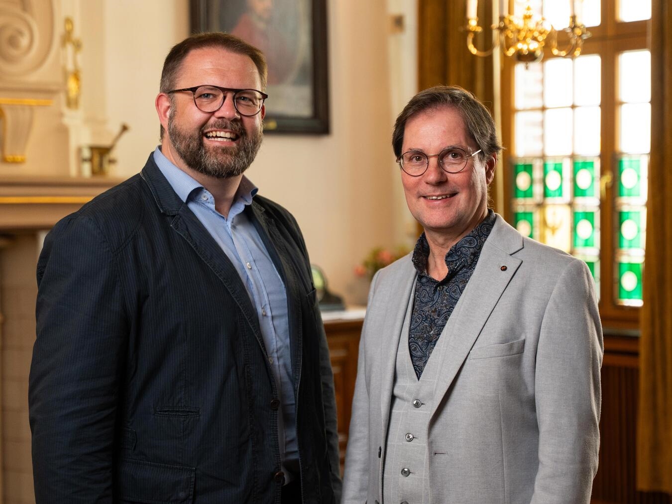 Bastian Rütten und Elmar Lehnen bei der Premiere ihrer Kantate "Was ankommt", lächelnd vor Publikum.