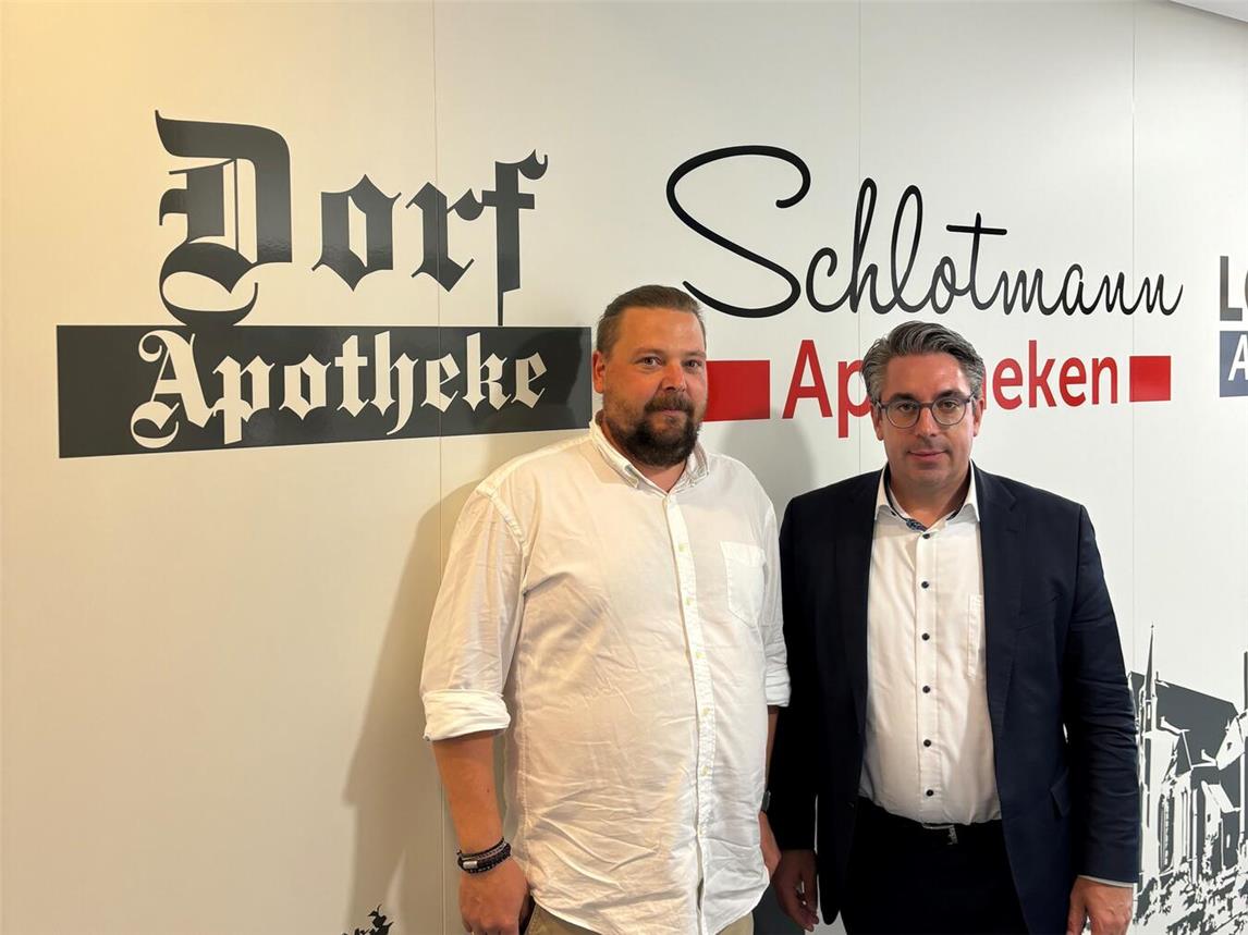 Bastian Schlotmann (l.) und Stefan Rouenhoff (r.) in der Dorf-Apotheke in Pfalzdorf. Foto: Wahlkreisbüro Stefan Rouenhoff